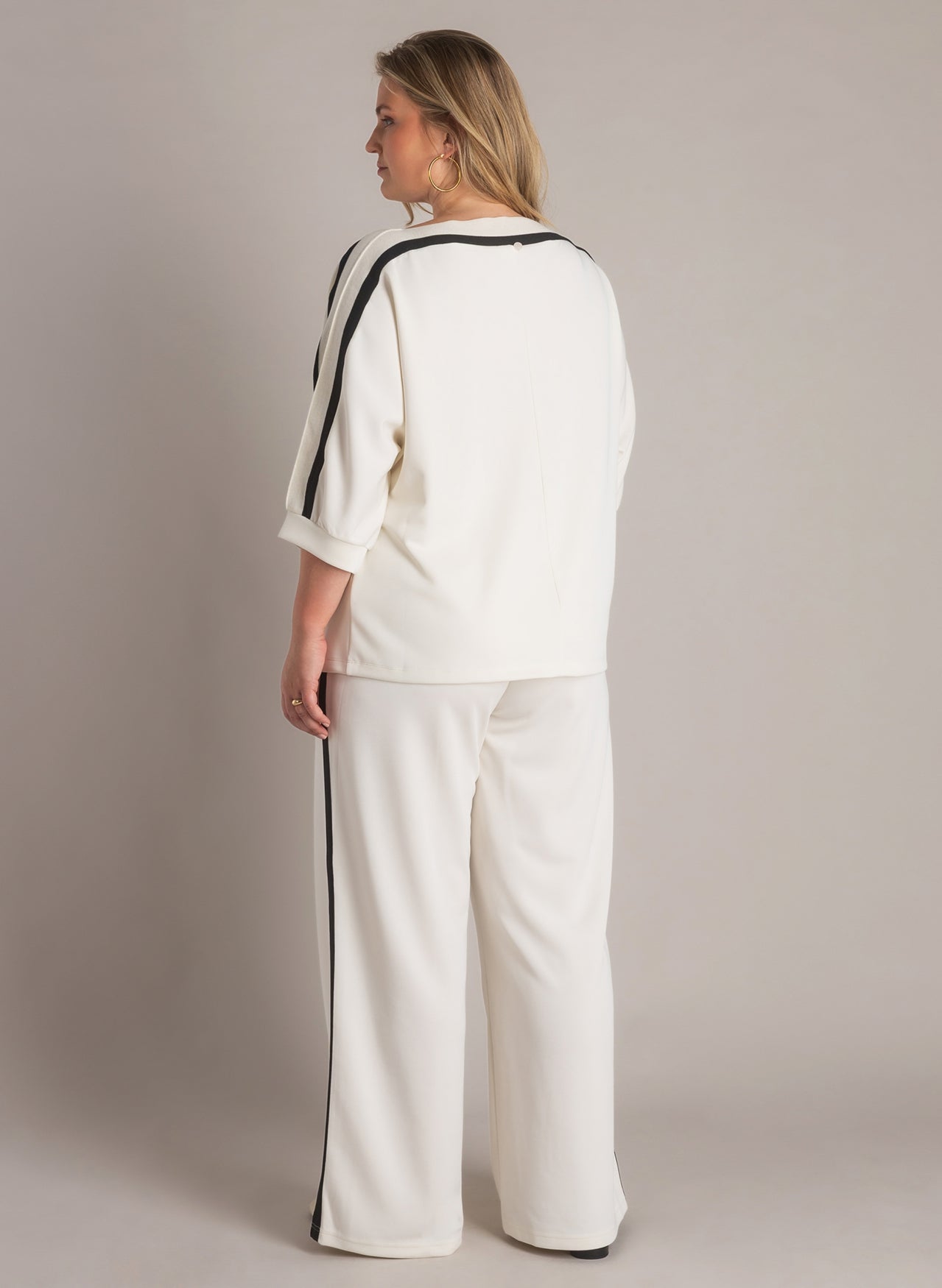 Joana | Antique White/Black