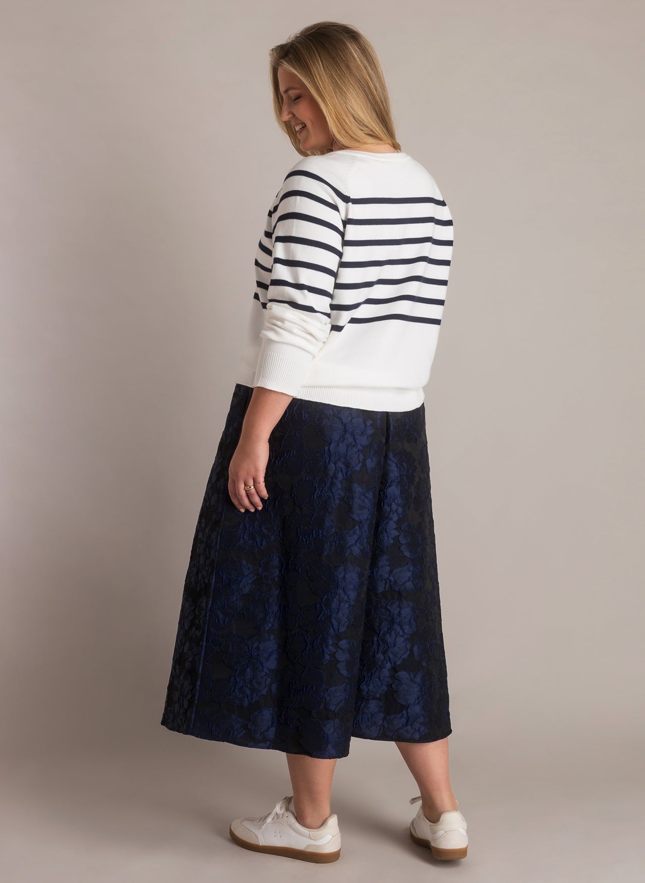 Jozina | Antique White/Navy